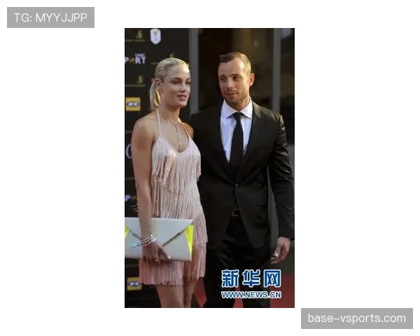 奥斯卡·皮斯托瑞斯居然能同时和两辆跑车合影，这生活也太豪横了吧！